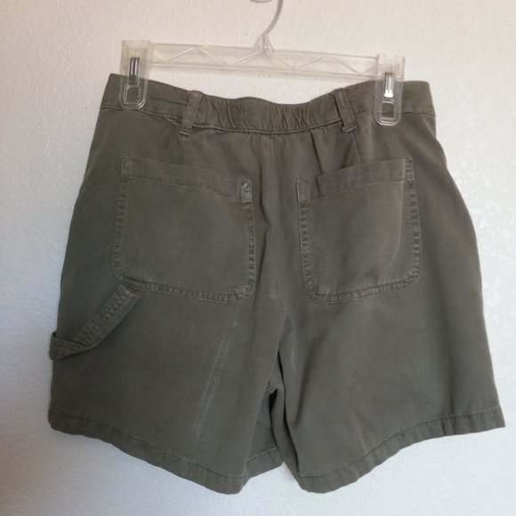 Maunces short shorts color olive green size 6 cotton spandex like new. - Picture 2 of 6